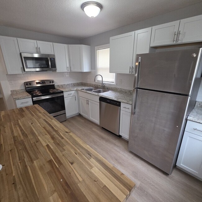 Building Photo - Rental ready Corner Lot with a Spacious 3 bedrooms and 2 full baths in Willis Ave in Independence...