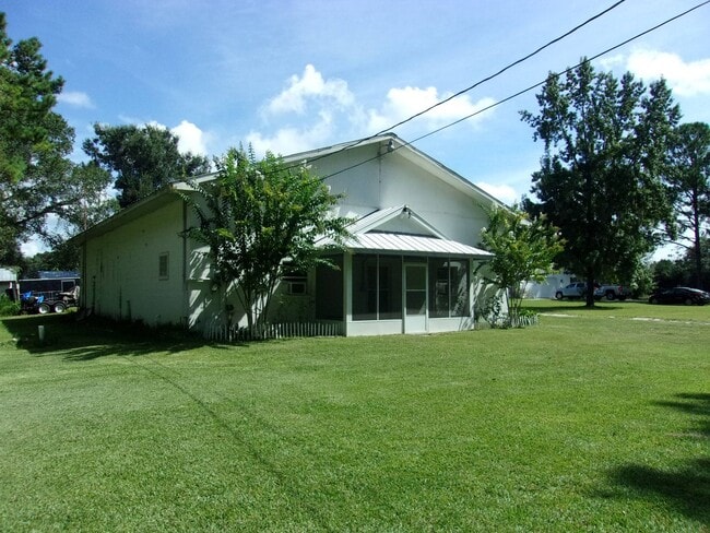 Building Photo - Country Living!