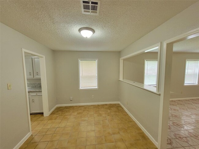 Building Photo - 2205 Velma St