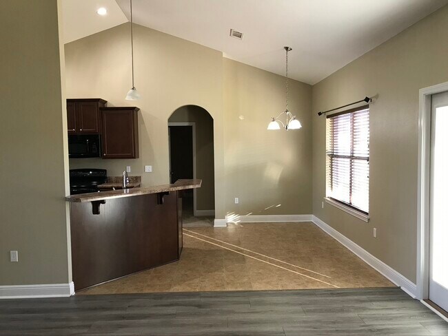 Building Photo - 806 Yew Cir