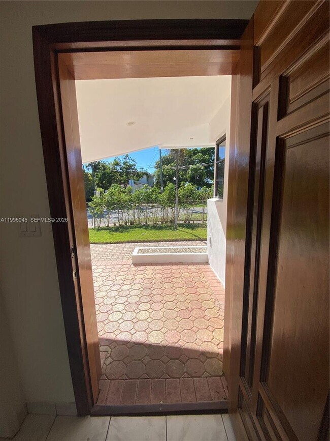 Building Photo - 1101 Bay Dr