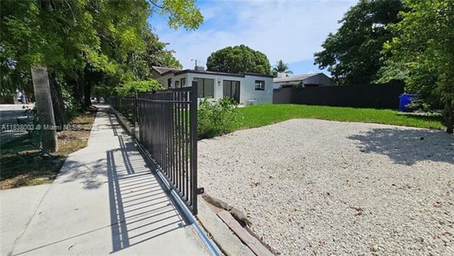 Building Photo - 424 NE 63rd St