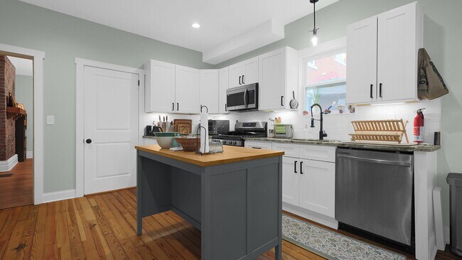 Building Photo - 739 Wilson Ave