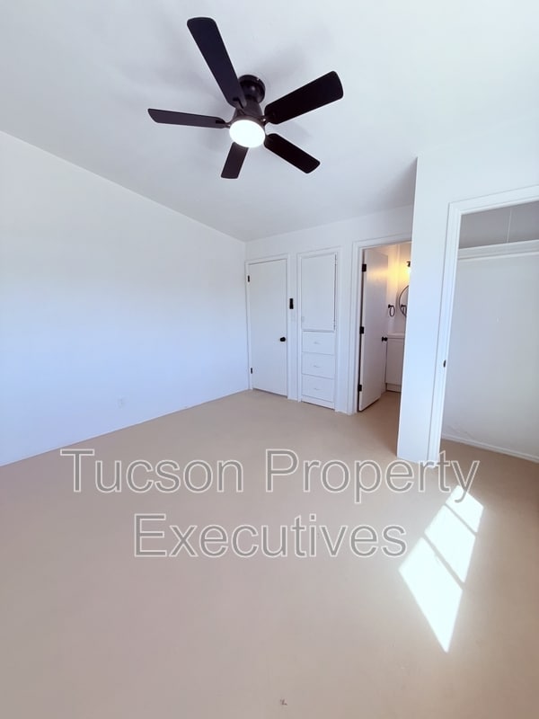 Building Photo - 814 N Alvernon Way