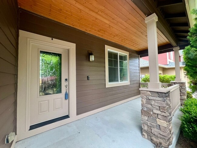 Building Photo - PENDING APPLICATION; Beautiful 5 Bedroom Home
