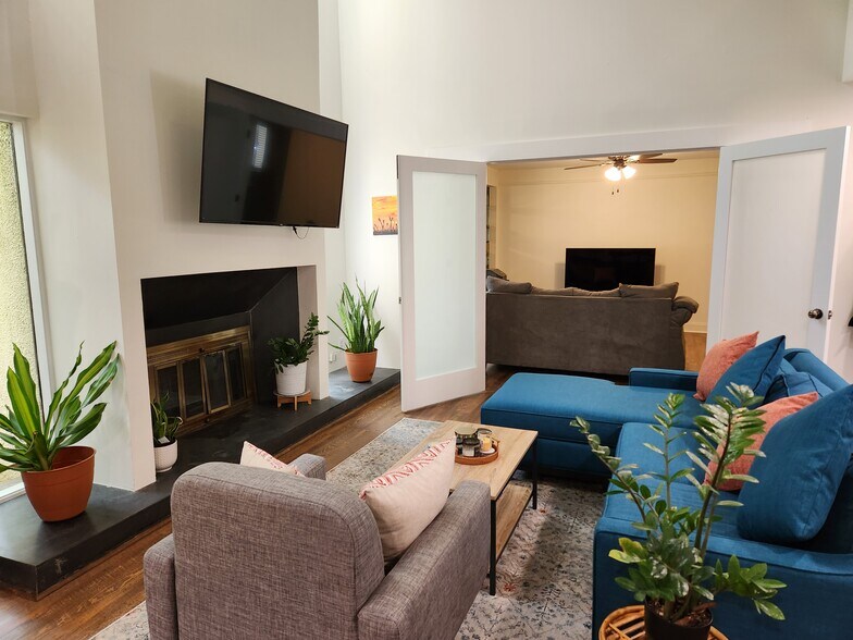 Living room / downstairs bedroom - 1333 S Ponce de Leon Ave NE