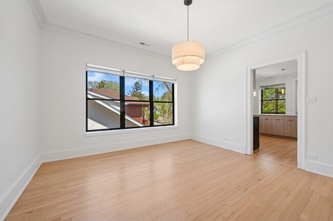 Building Photo - 2755 Eastwood Ave