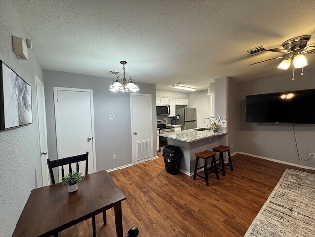 Building Photo - 1305 W Villa Maria Rd