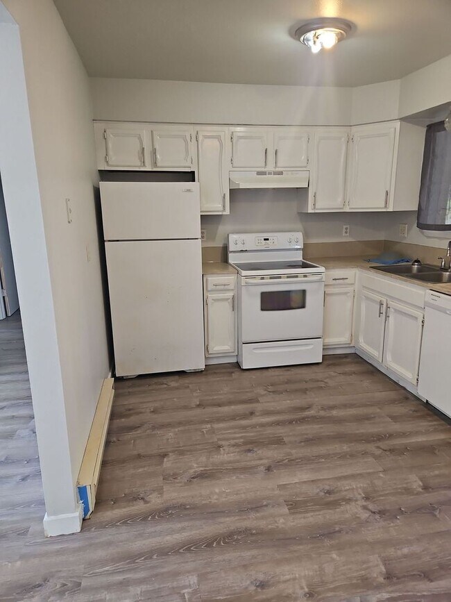 Building Photo - 402 Arland Ave W