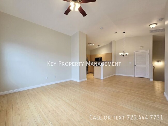 Building Photo - 2 BEDROOM 2 BATH TOWNHOME IN GATED COMMUNI...