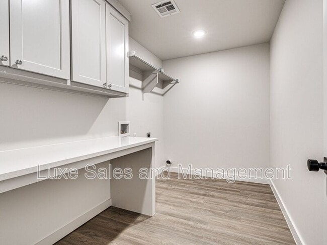 Building Photo - 604 W 2nd St