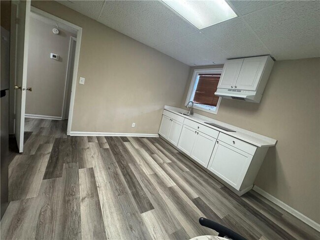 Building Photo - 5971 Robin Hood Ln