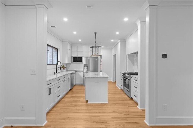 Building Photo - 833 Martina Dr NE