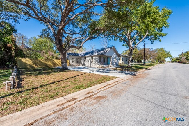 Primary Photo - 404 S Oak Ave