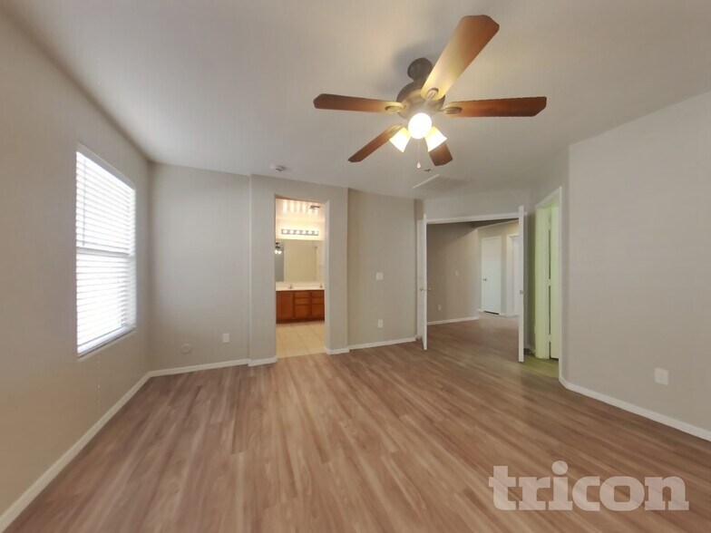 Building Photo - 39989 W Catherine Dr