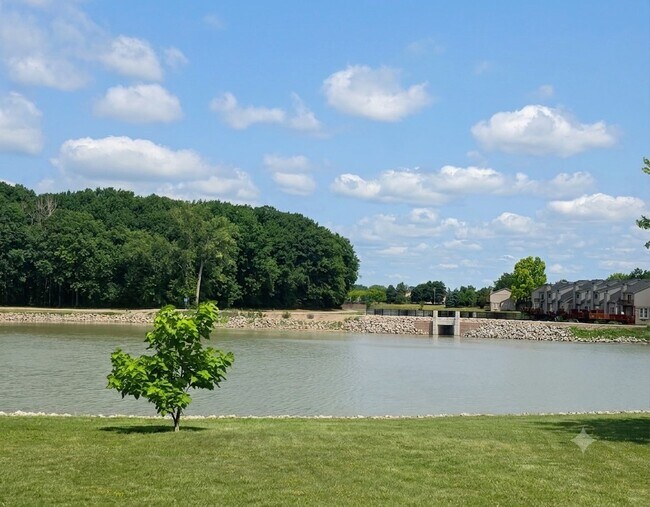 Building Photo - 14443 Lakeshore Dr