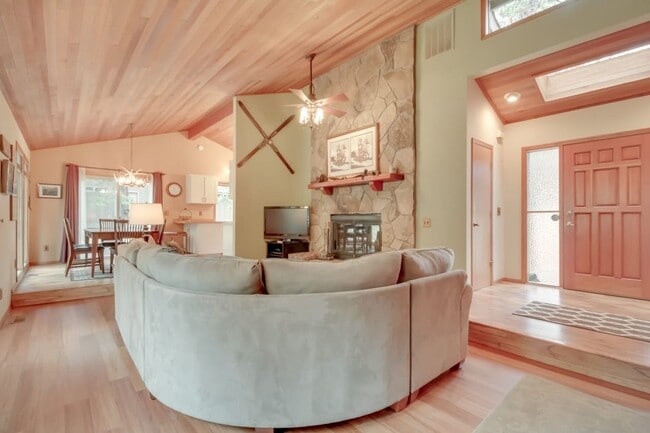 Building Photo - 3 Bedroom 2 Bath Fully Furnished - Sunriver Oregon