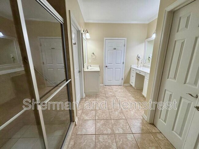 Building Photo - 2002 Amberley Dr