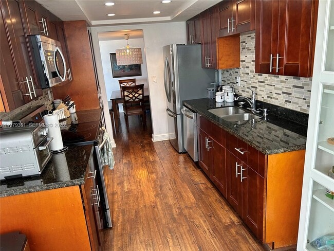 Building Photo - 18031 Biscayne Blvd