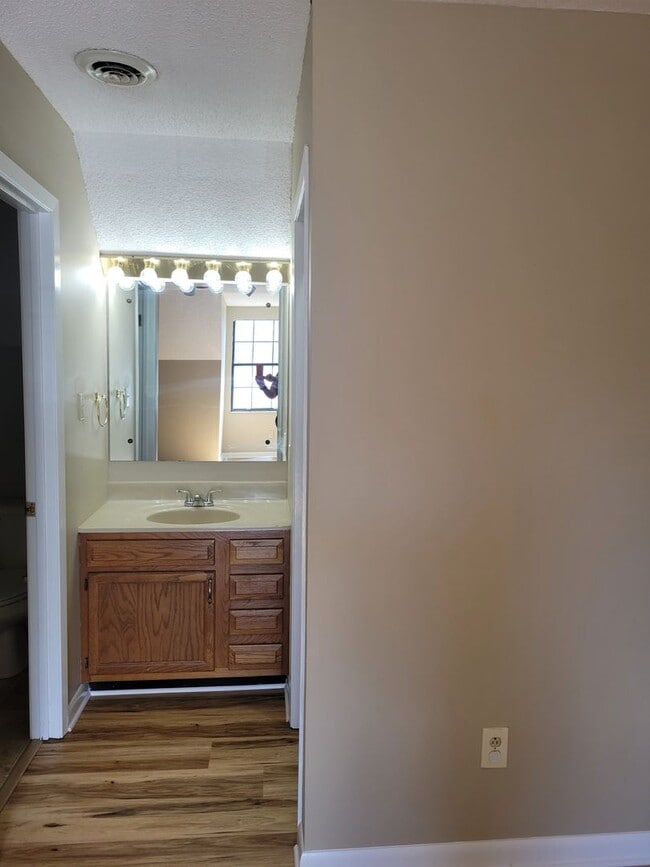 Building Photo - Knoxville 37922 - 2 bedroom, 2 bath townho...