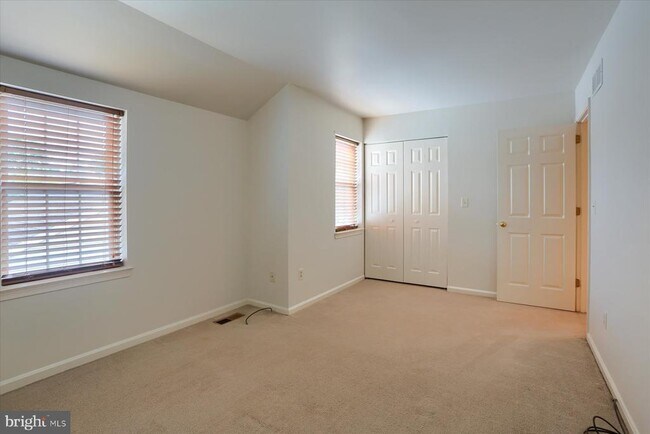 Building Photo - 802 Cambridge Ct