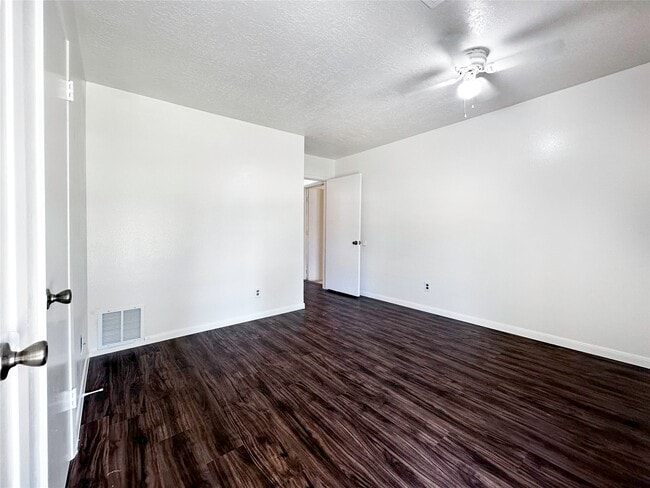 Building Photo - 9270 Theysen Dr