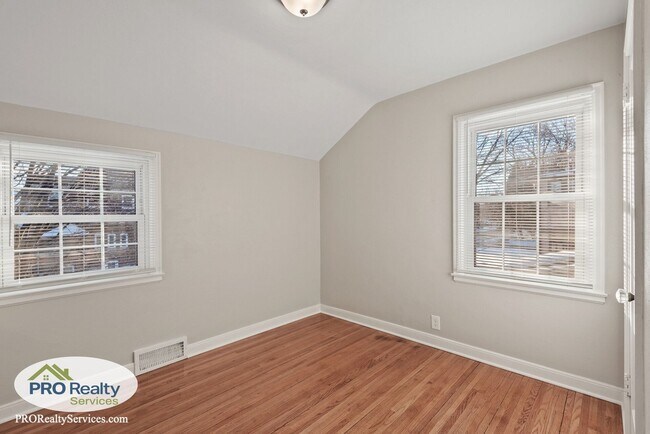 Building Photo - 3 Bedroom Home in North St. Paul