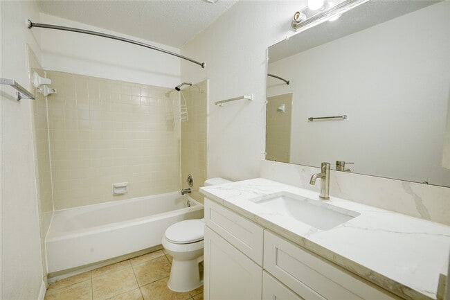 Building Photo - 2114 Greenbriar Colony Dr