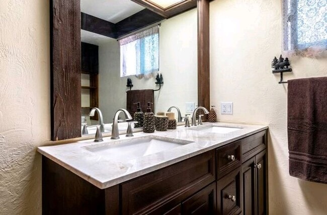 Building Photo - Serene Lakeview Cabin