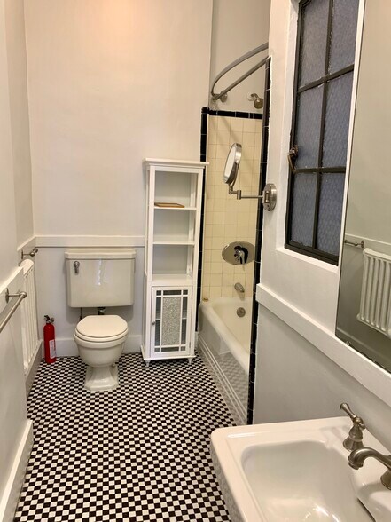 Building Photo - 140 Marlborough St