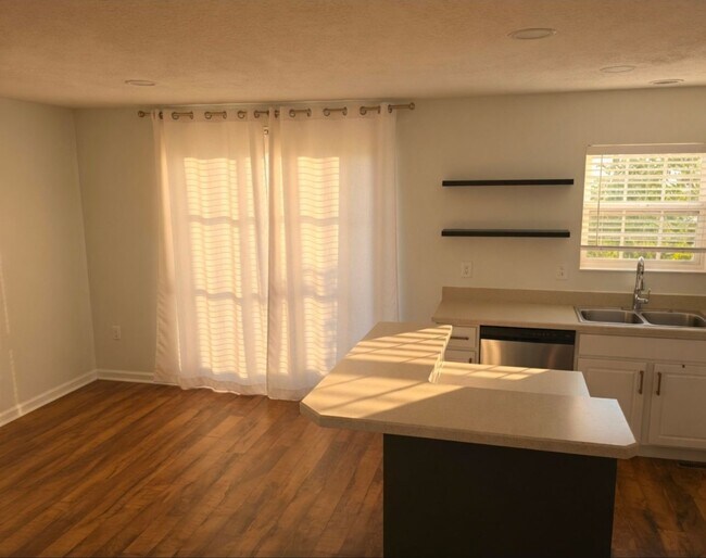 Building Photo - 3 Bed Updated Condo