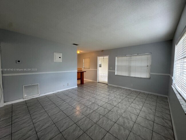 Building Photo - 1522 NE 34th Ct