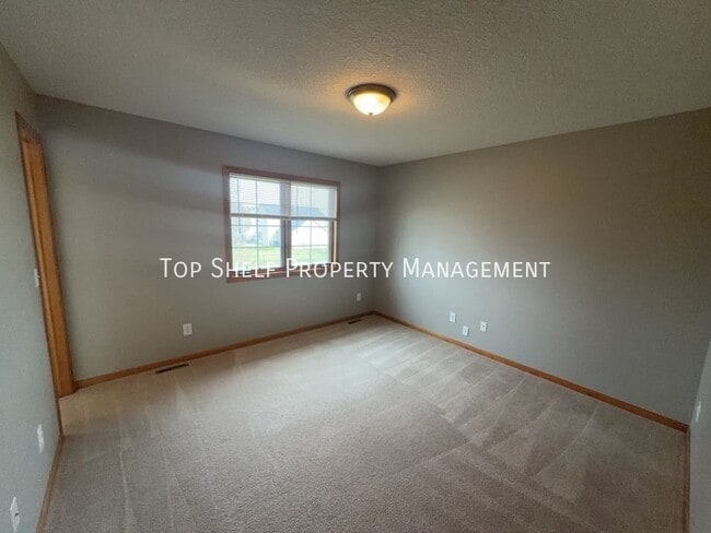 Building Photo - 4404 SW Elm Ct