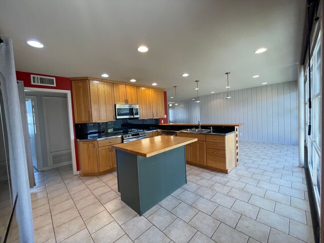 Building Photo - Show Stopper 3-Bedroom, 2-Bath Home with M...