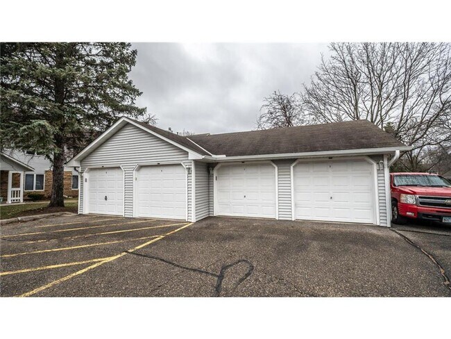 Building Photo - Bright & Updated Townhome in Eagan with Gr...