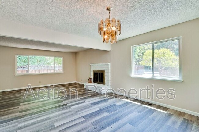 Building Photo - 67 Holbrook Ln