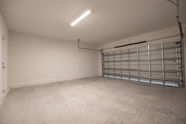 Building Photo - 2485 SE 29th Dr