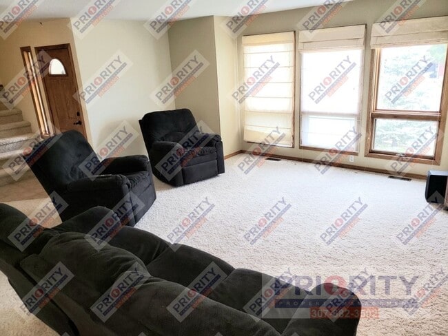 Building Photo - 3 bedroom, 2.5 bath Single-Family Home