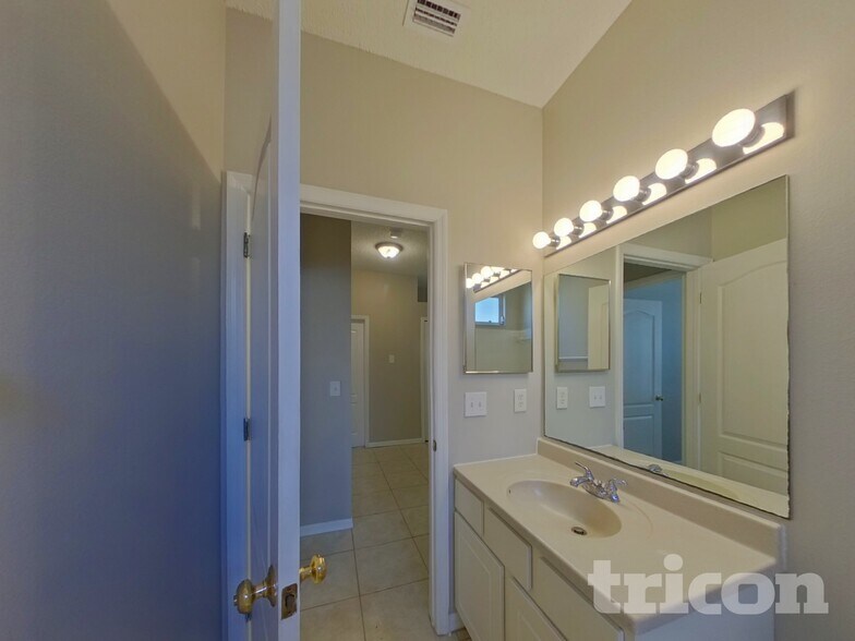 Building Photo - 10314 Goldenbrook Way