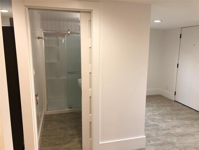 Building Photo - 2004 Rosewood Ave