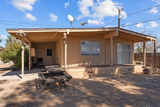 Building Photo - 757 Oleander St