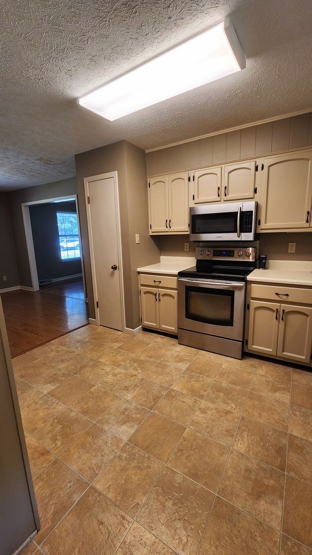 Building Photo - Maryville 37803 - 3 bedroom, 2 bath ranche...