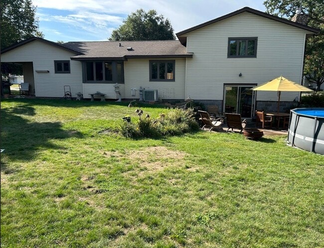 Building Photo - 50% off first month's rent!! Conveniently ...