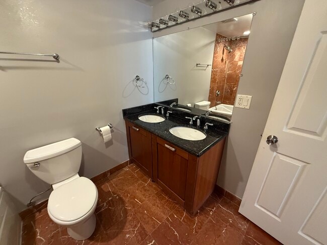 Building Photo - 6954 N Greenview Ave