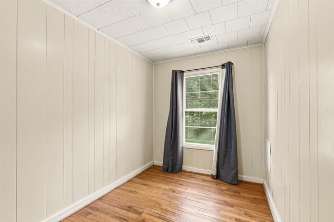 Building Photo - 1914 Oaklawn Dr