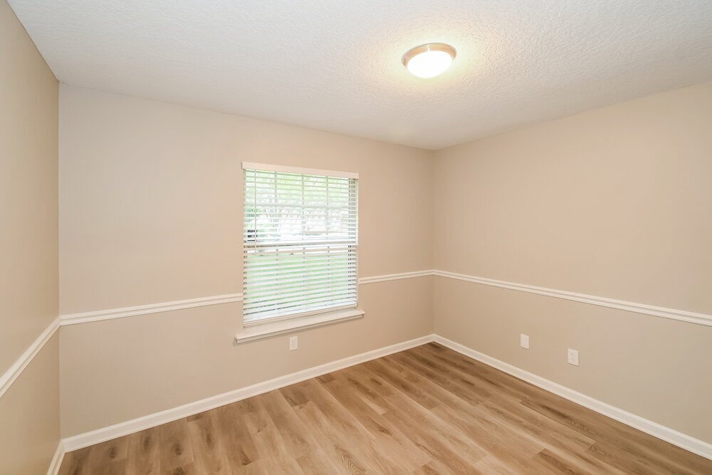 Building Photo - 8233 Lakemont Dr