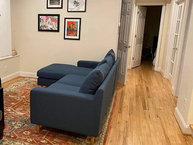 Building Photo - Charming 2 BR/1 BA Apartment in Woodley Park!