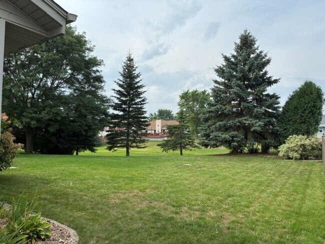 Building Photo - 1100 E Connie Ln