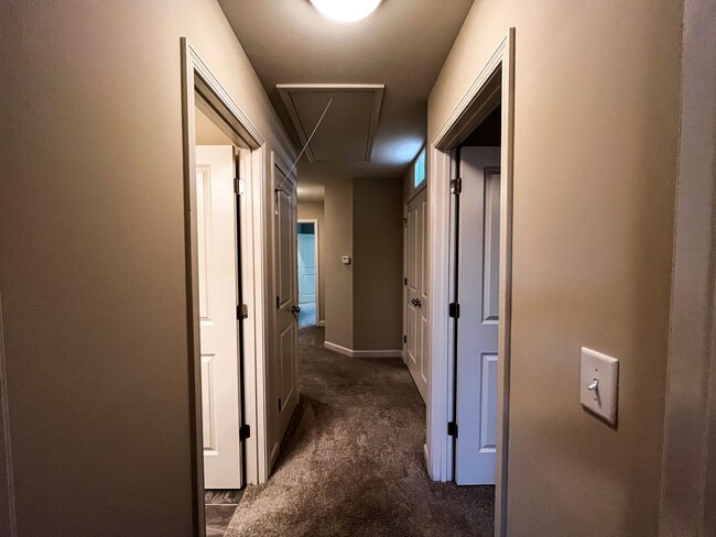 Building Photo - Cozy 3 bedroom, 2 1/2 bathroom townhome in...