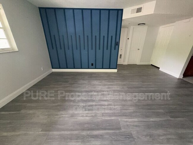 Building Photo - 454 Fairways Cir